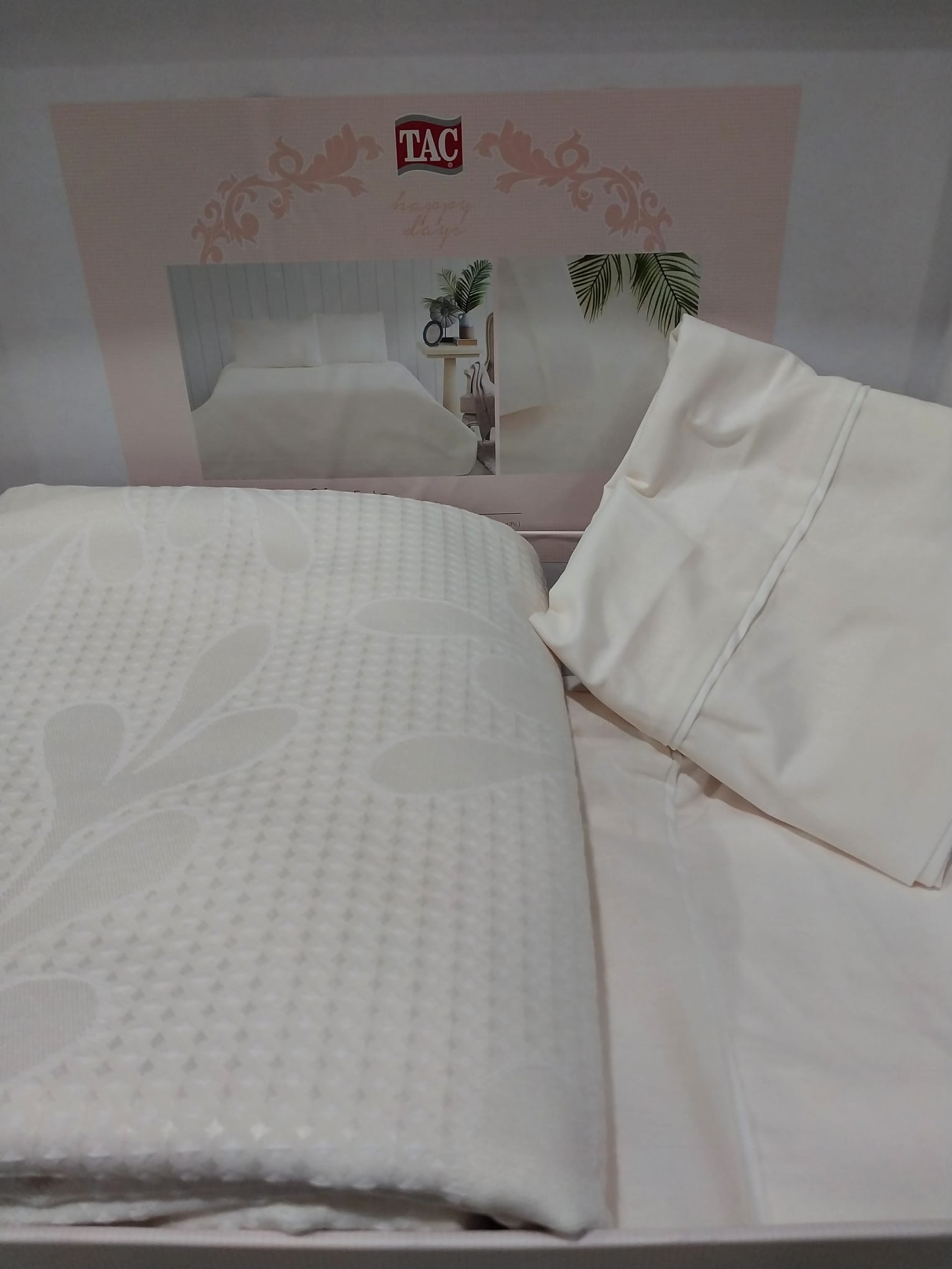 Taç Jakarlı Pike Takımı Evelyn Ekru Çift Kişilik